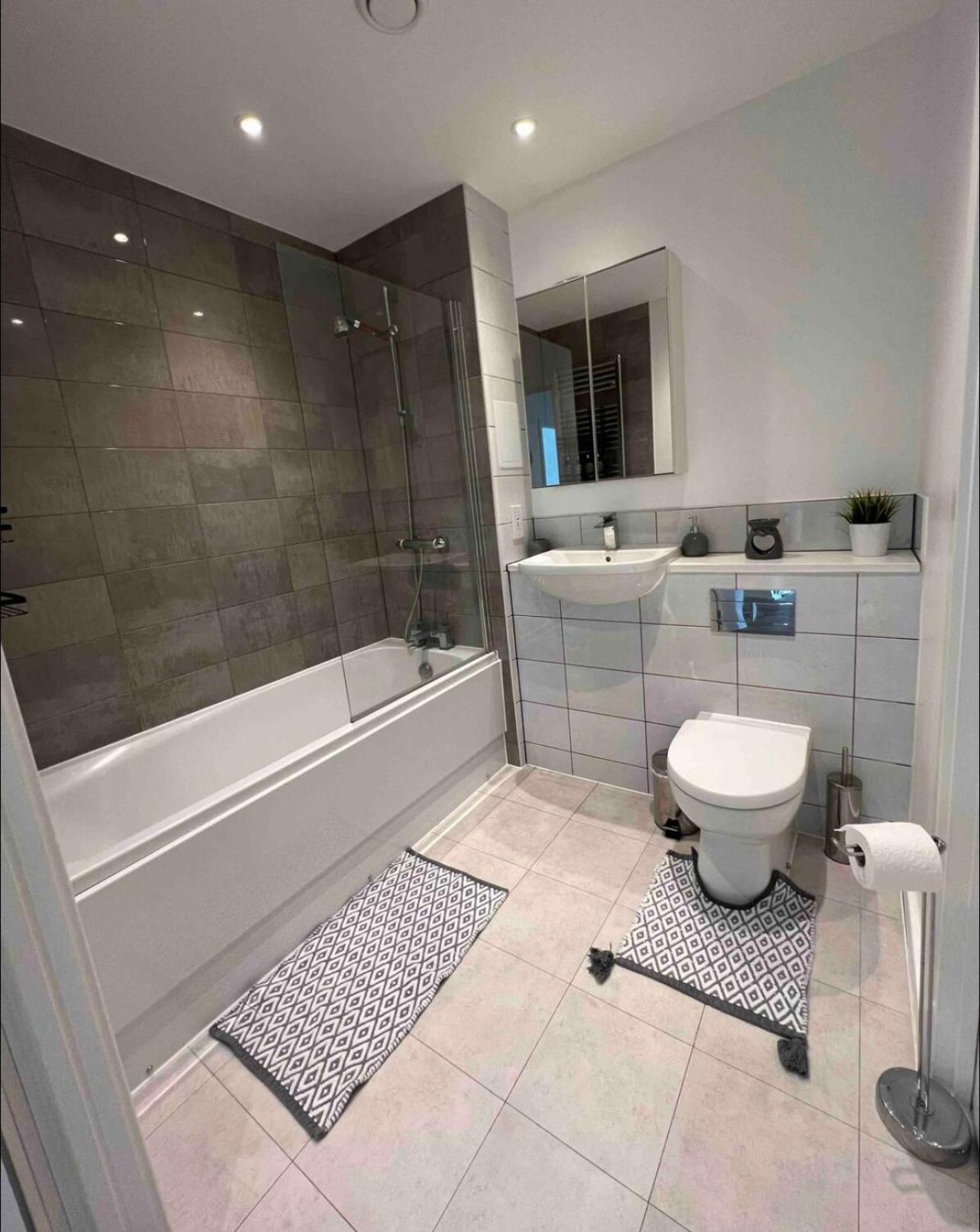 Private In With Balcony Privatunterkunft London