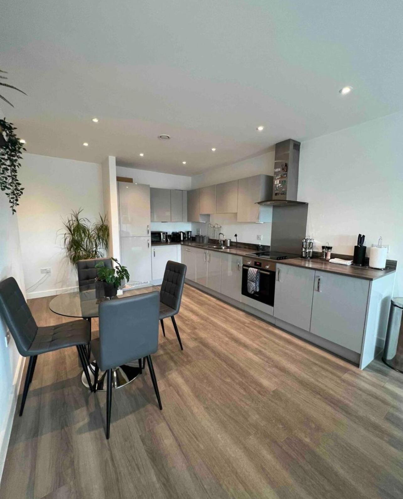 Private In With Balcony Privatunterkunft London